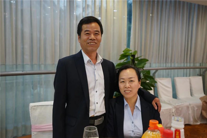 博皓家人們歡聚一堂，把酒言歡，開(kāi)懷暢飲