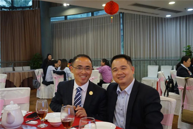 博皓家人們歡聚一堂，把酒言歡，開(kāi)懷暢飲-2