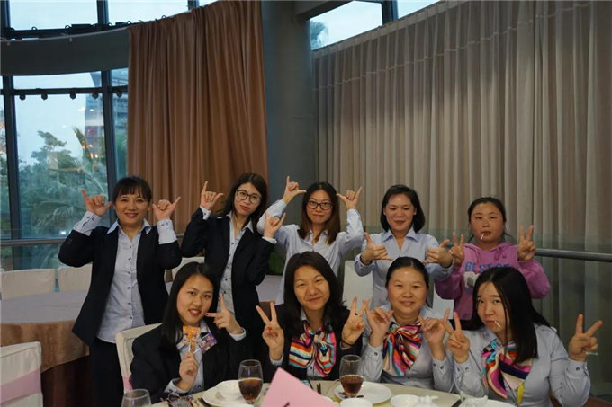 博皓家人們歡聚一堂，把酒言歡，開(kāi)懷暢飲-3