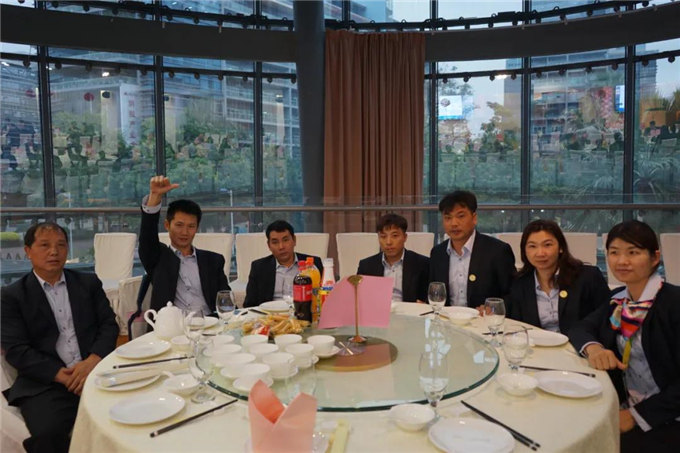 博皓家人們歡聚一堂，把酒言歡，開(kāi)懷暢飲-4