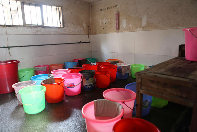 小學生在這里洗澡，條件比較艱苦