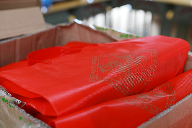 給學生準備的小禮物（文具盒、筆、糖果）