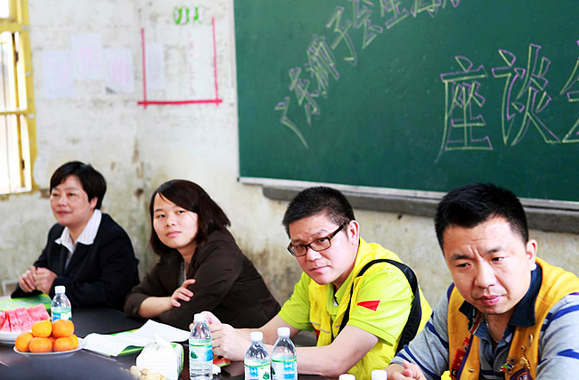 上猶團縣委曾書記（左二）、廣東獅子會星海隊的前任隊長吳志強獅兄、現任隊長宋衛星獅兄在座談會